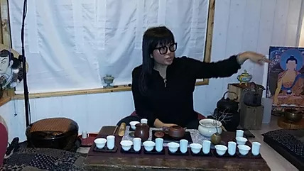 Ya-Lin propose une dégustation du Mu Zha Tie Guan Yin